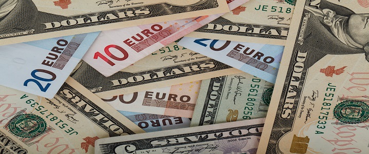 Dollar stands tall as euro plumbs five-month low on Italian political uncertainty